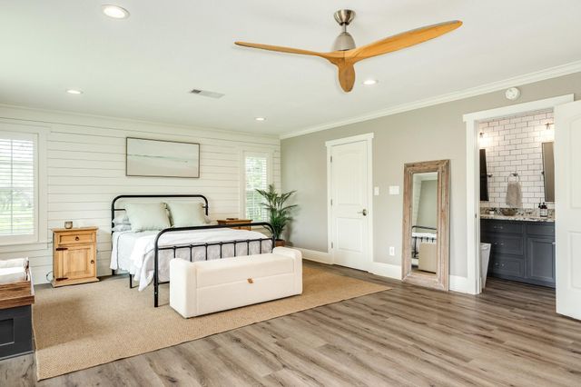 1 Buffalo Ct, Lake Jackson, TX 77566