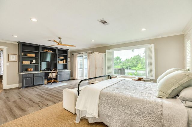 1 Buffalo Ct, Lake Jackson, TX 77566