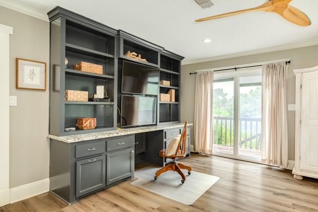 1 Buffalo Ct, Lake Jackson, TX 77566