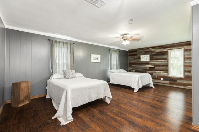 1 Buffalo Ct, Lake Jackson, TX 77566
