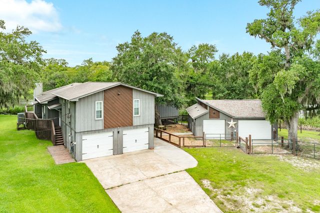 1 Buffalo Ct, Lake Jackson, TX 77566