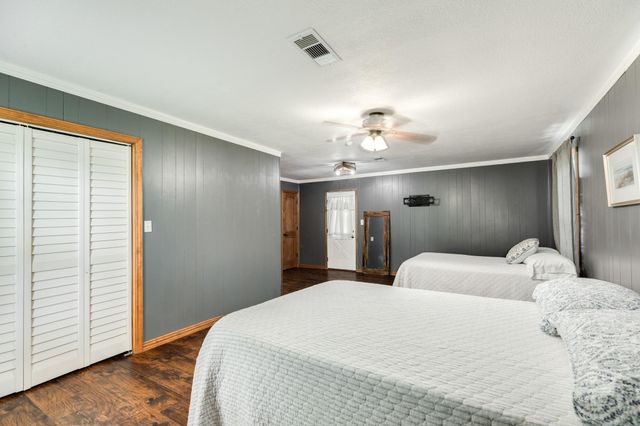 1 Buffalo Ct, Lake Jackson, TX 77566