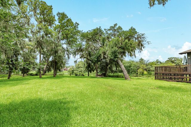 1 Buffalo Ct, Lake Jackson, TX 77566