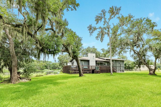1 Buffalo Ct, Lake Jackson, TX 77566