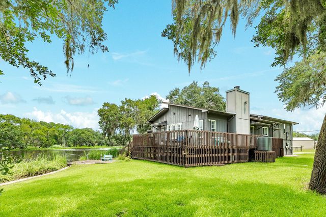1 Buffalo Ct, Lake Jackson, TX 77566
