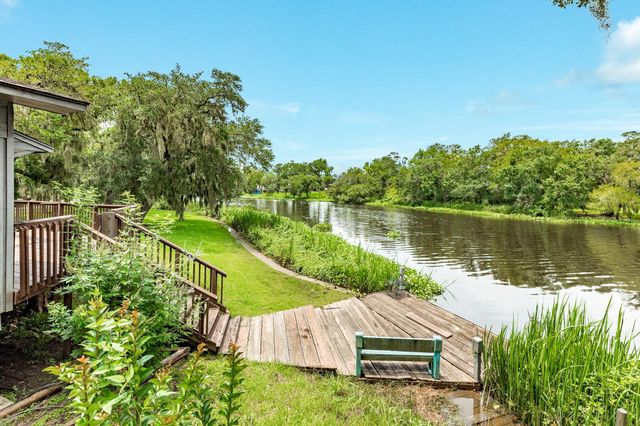 1 Buffalo Ct, Lake Jackson, TX 77566