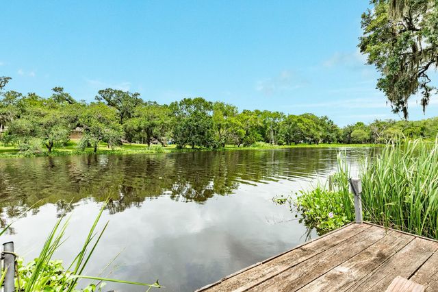 1 Buffalo Ct, Lake Jackson, TX 77566