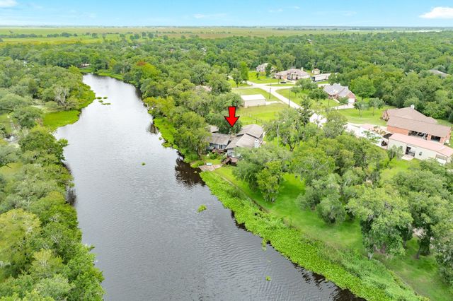 1 Buffalo Ct, Lake Jackson, TX 77566