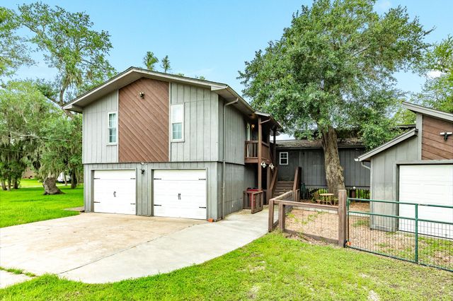 1 Buffalo Ct, Lake Jackson, TX 77566