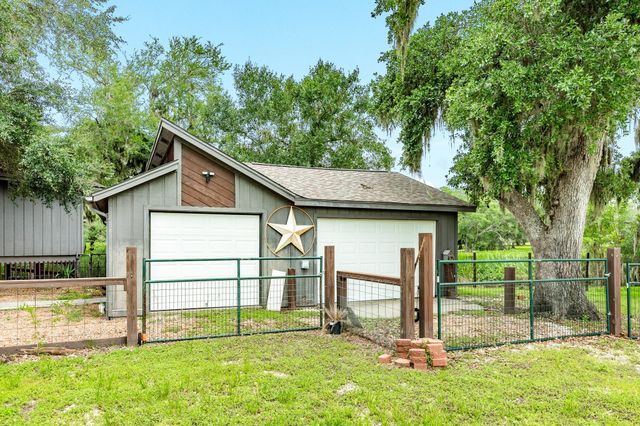 1 Buffalo Ct, Lake Jackson, TX 77566