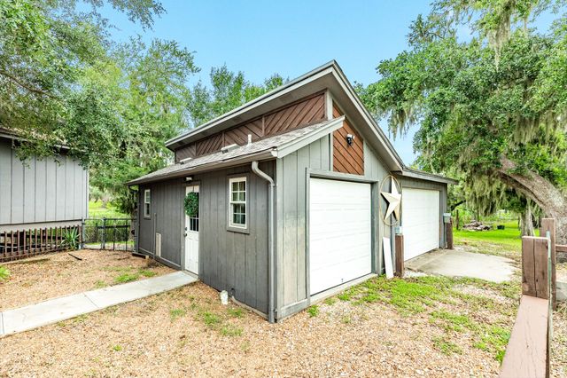 1 Buffalo Ct, Lake Jackson, TX 77566