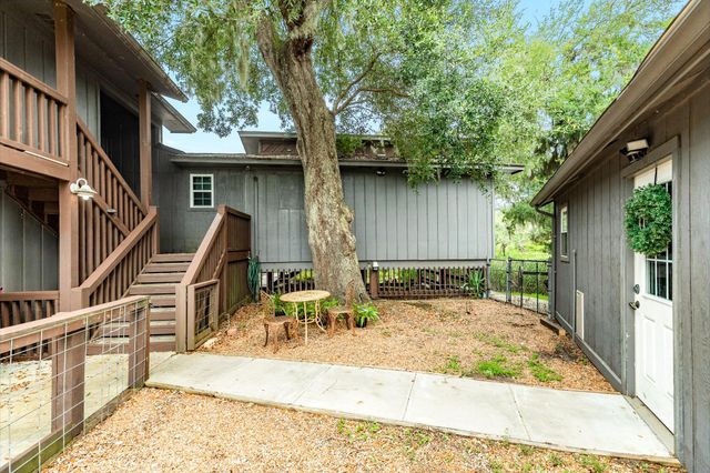 1 Buffalo Ct, Lake Jackson, TX 77566