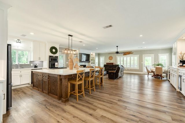 1 Buffalo Ct, Lake Jackson, TX 77566