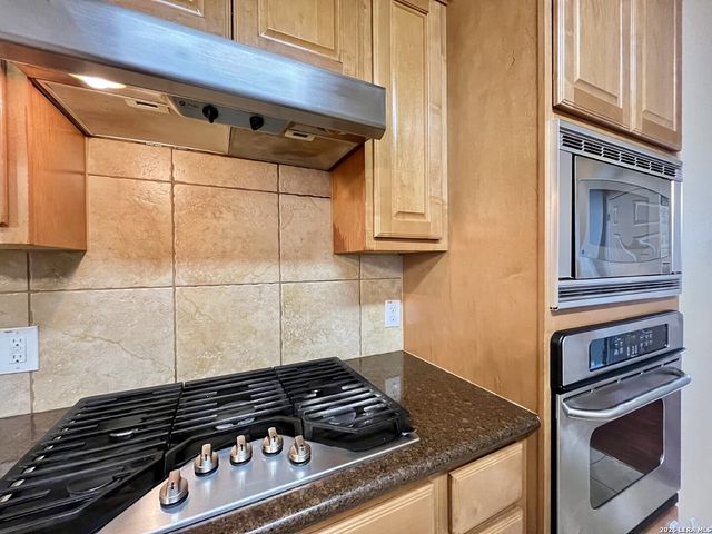 9114 Rio Sedona Dam, Helotes, TX 78023
