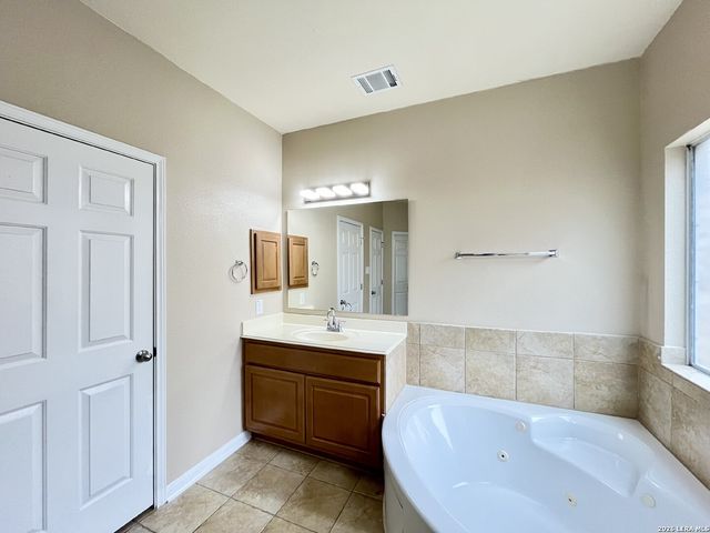 9114 Rio Sedona Dam, Helotes, TX 78023