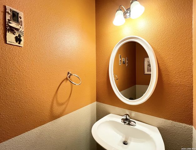 9114 Rio Sedona Dam, Helotes, TX 78023