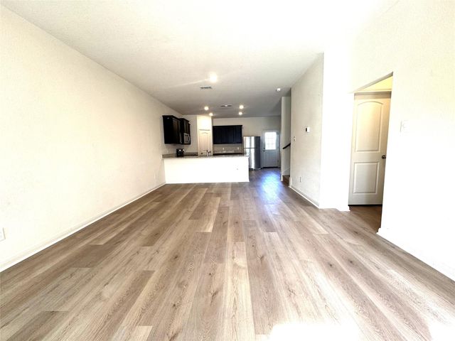 1001 Riverdale CV, Jarrell, TX 76537
