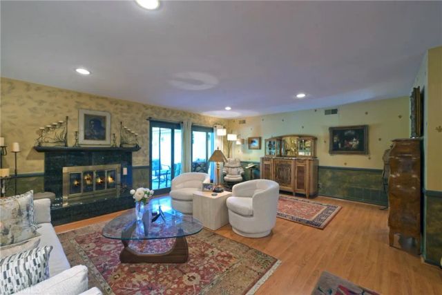 23421 AETNA Street, Woodland Hills, CA 91367