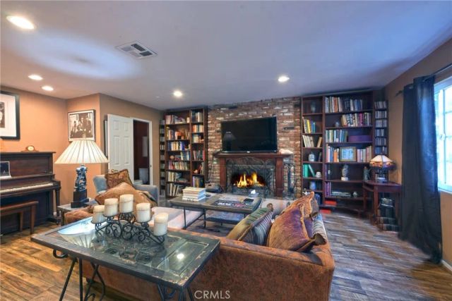 23421 AETNA Street, Woodland Hills, CA 91367