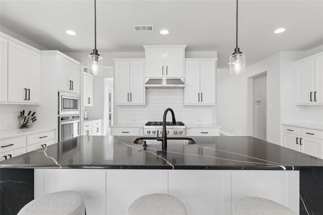 3613 Damsel Mackenzie Street, Lewisville, TX 75056