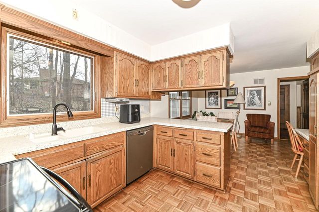 10125 Kay PARKWAY, Hales Corners, WI 53130