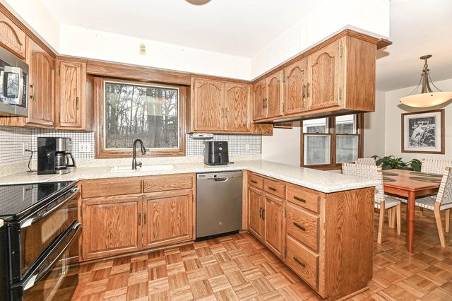 10125 Kay PARKWAY, Hales Corners, WI 53130