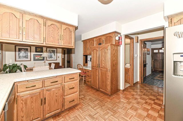 10125 Kay PARKWAY, Hales Corners, WI 53130