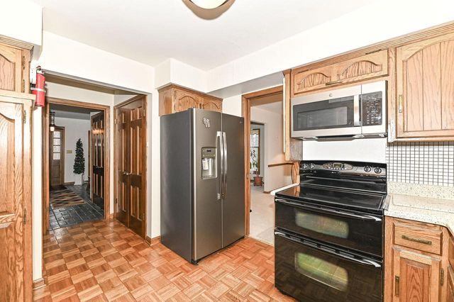 10125 Kay PARKWAY, Hales Corners, WI 53130