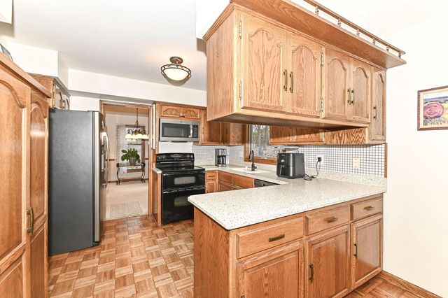 10125 Kay PARKWAY, Hales Corners, WI 53130