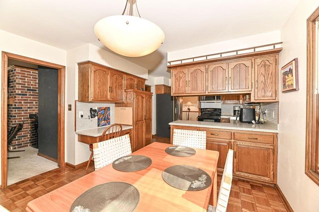 10125 Kay PARKWAY, Hales Corners, WI 53130