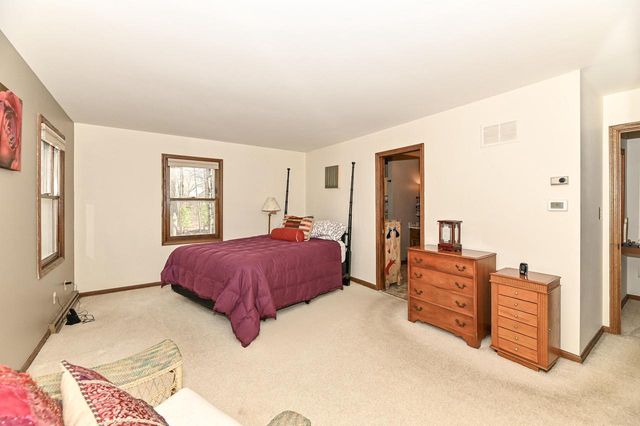 10125 Kay PARKWAY, Hales Corners, WI 53130