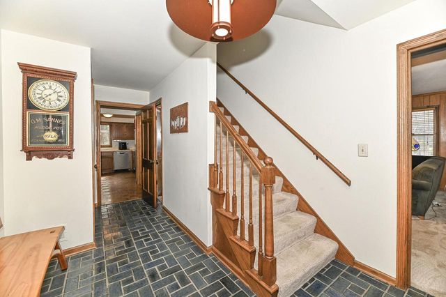 10125 Kay PARKWAY, Hales Corners, WI 53130
