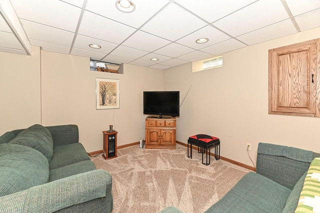 10125 Kay PARKWAY, Hales Corners, WI 53130