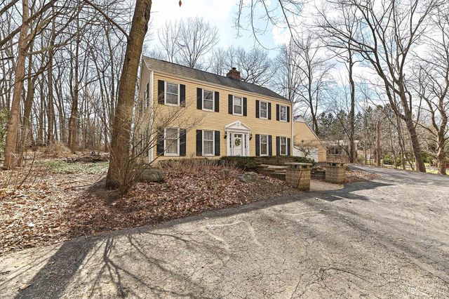 10125 Kay PARKWAY, Hales Corners, WI 53130