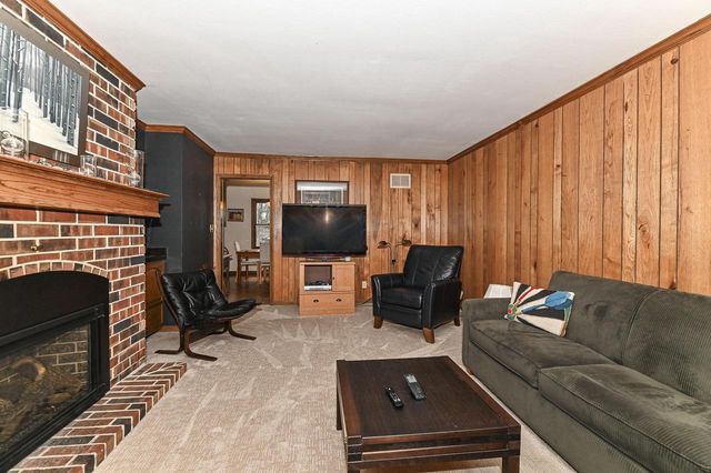 10125 Kay PARKWAY, Hales Corners, WI 53130