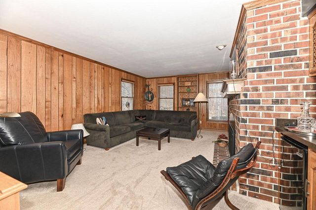 10125 Kay PARKWAY, Hales Corners, WI 53130
