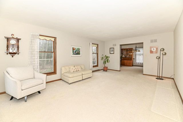 10125 Kay PARKWAY, Hales Corners, WI 53130