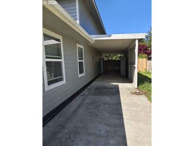 327 Sw MAIN Ct, Warrenton, OR 97146