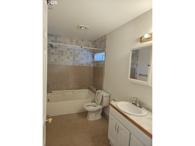 327 Sw MAIN Ct, Warrenton, OR 97146