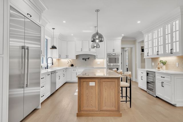 18 Heritage Dr, Lexington, MA 02420