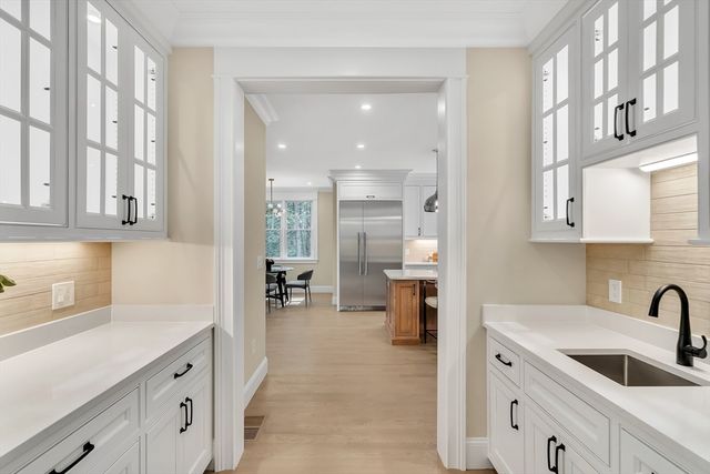 18 Heritage Dr, Lexington, MA 02420