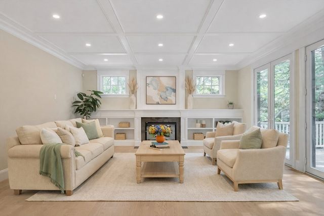 18 Heritage Dr, Lexington, MA 02420