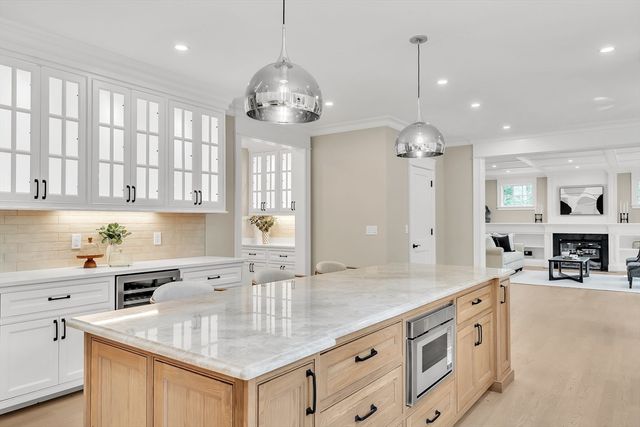 18 Heritage Dr, Lexington, MA 02420