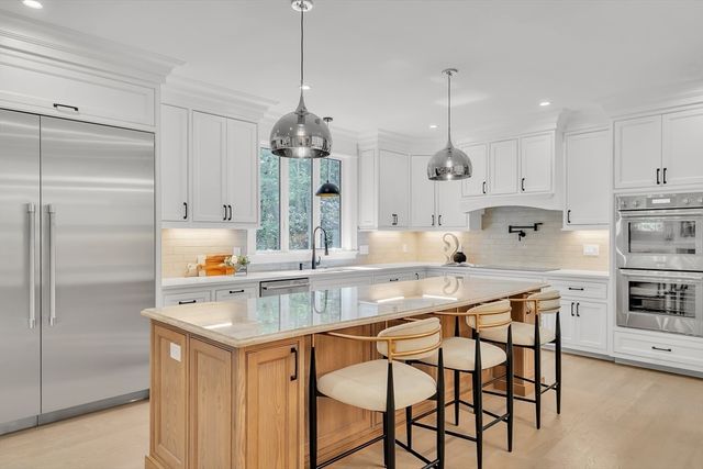 18 Heritage Dr, Lexington, MA 02420