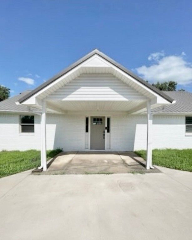 1304 W Walnut Street, Tecumseh, OK 74873