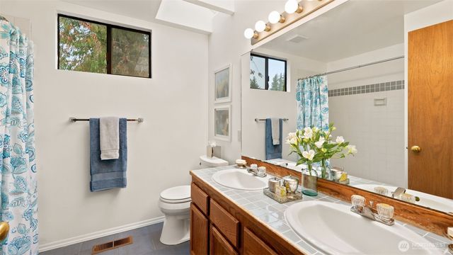24243 SE 43RD Court, Sammamish, WA 98029