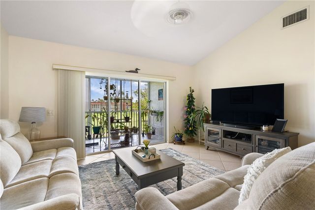 255 Grand Royale Circle 204, Vero Beach, FL 32962