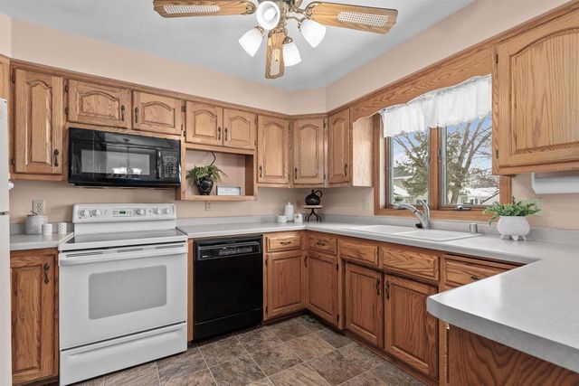 924 S KENSINGTON DRIVE, Appleton, WI 54915
