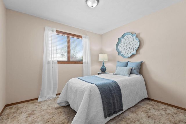 924 S KENSINGTON DRIVE, Appleton, WI 54915