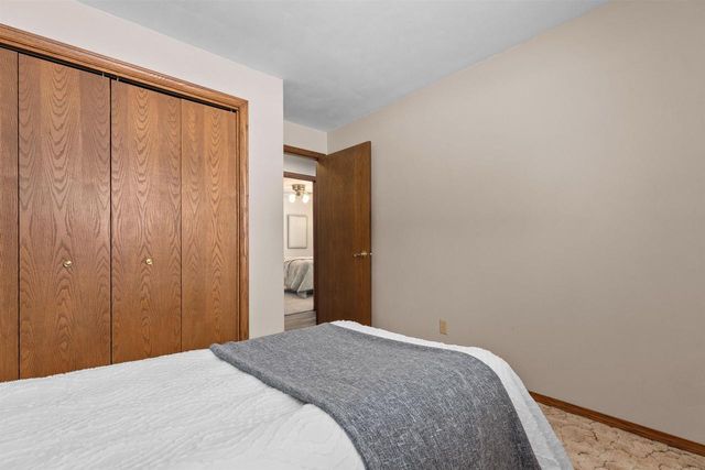 924 S KENSINGTON DRIVE, Appleton, WI 54915